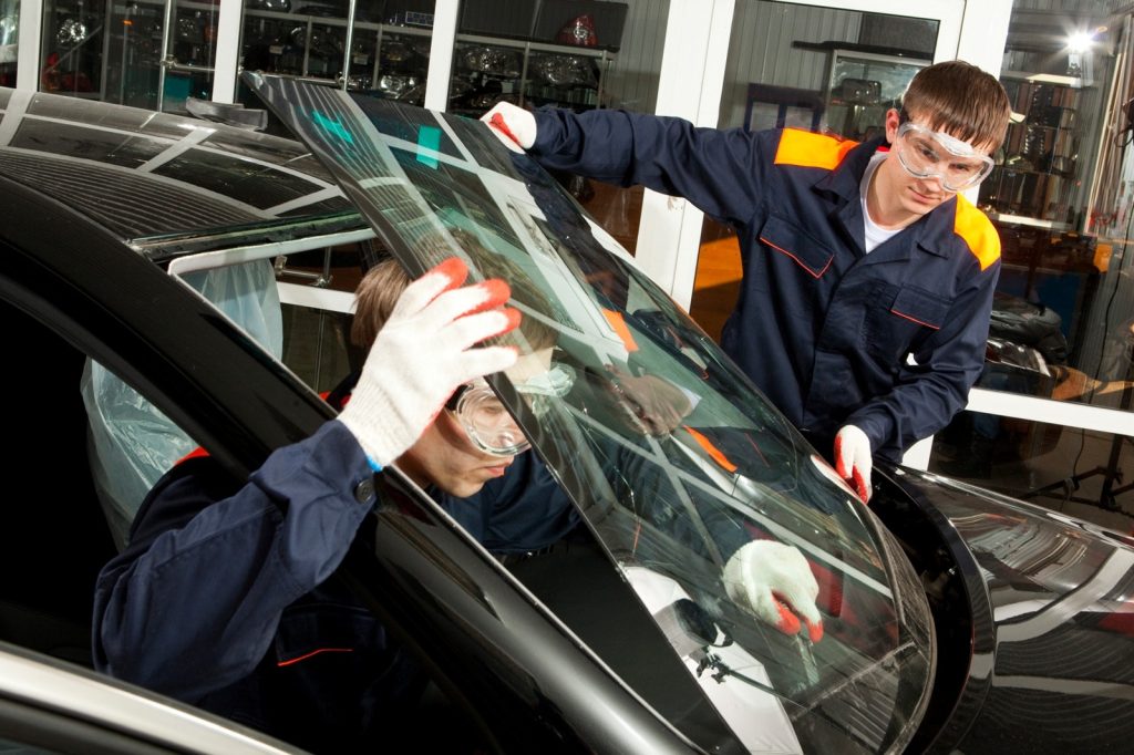 3 Things You Need to Consider When Choosing a Service For Auto Glass Repair & Replacement